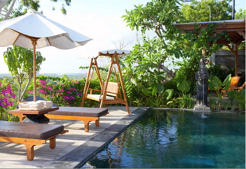 Bể bơi trong khuôn viên nhà vườn