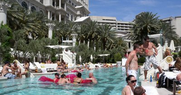 Những bể bơi náo nhiệt nhất Las Vegas